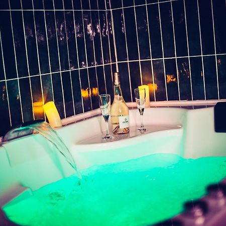 Love Room Du Mont D'Or - Baignoire Spa - Minibar Offert Marseille Extérieur photo
