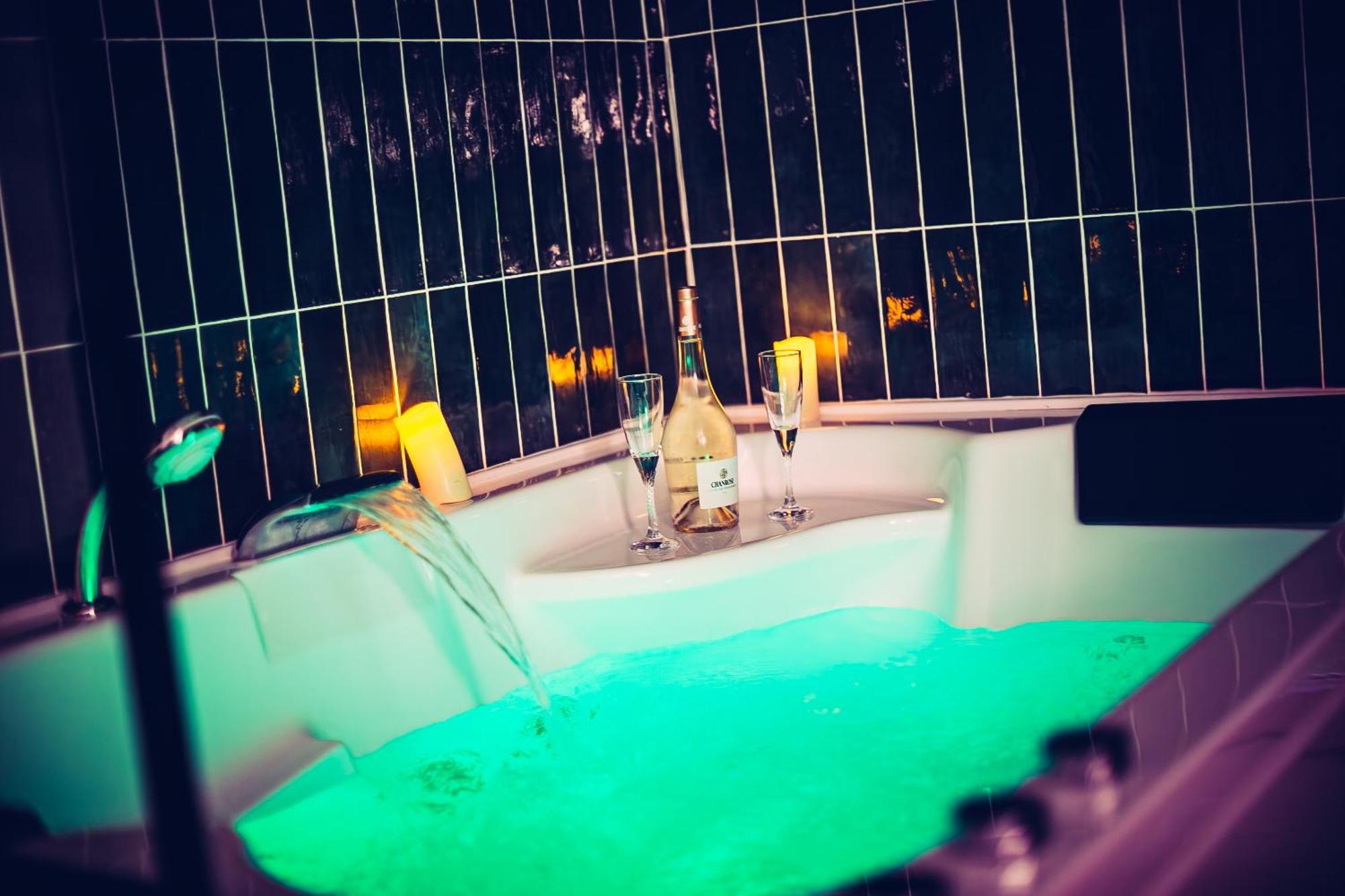 Love Room Du Mont D'Or - Baignoire Spa - Minibar Offert Marseille Extérieur photo